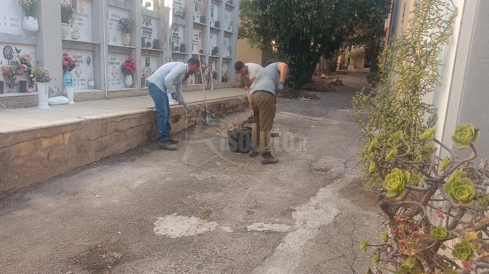 Intervento straordinario di scerbatura al cimitero di Sciacca