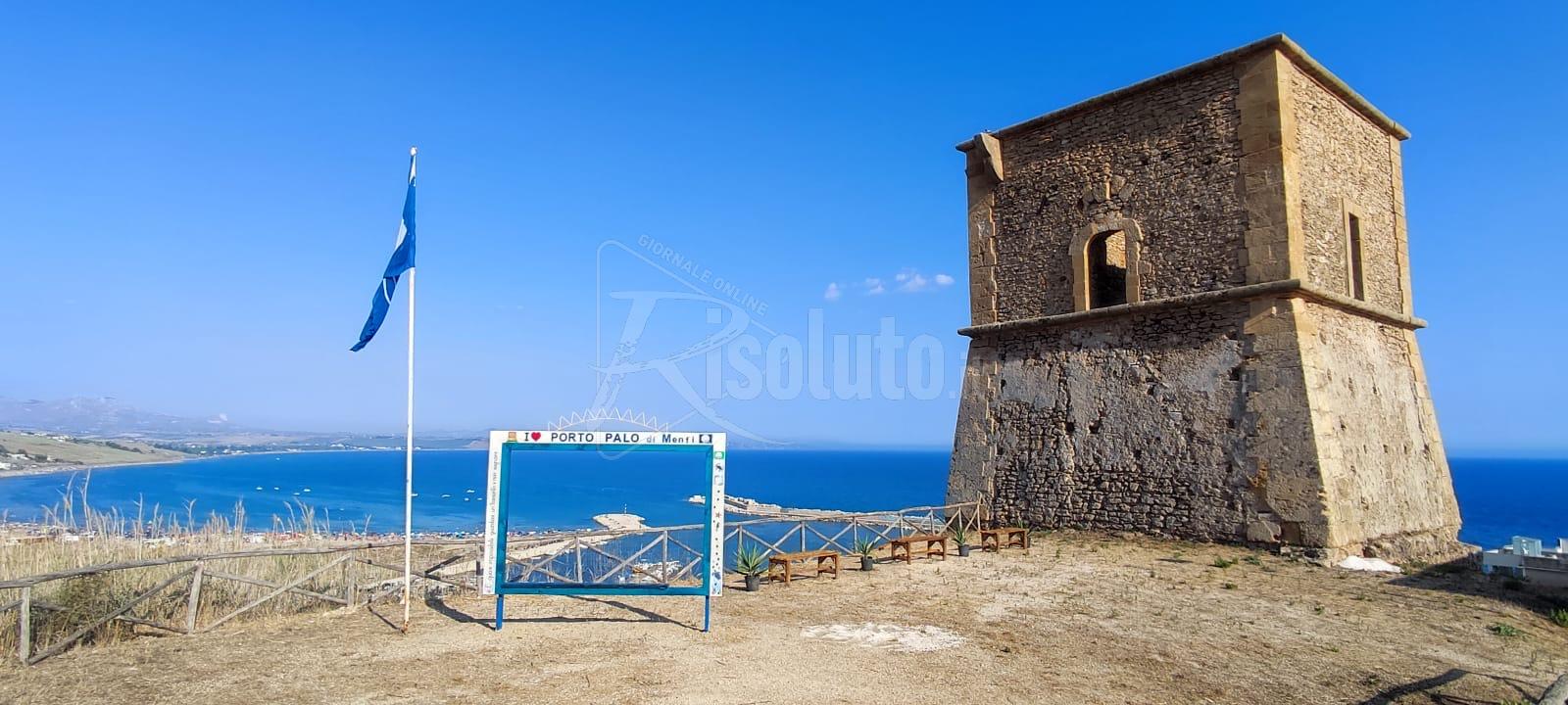 Volontari di Menfi collocano installazioni nell’area della Torre Anticorsara