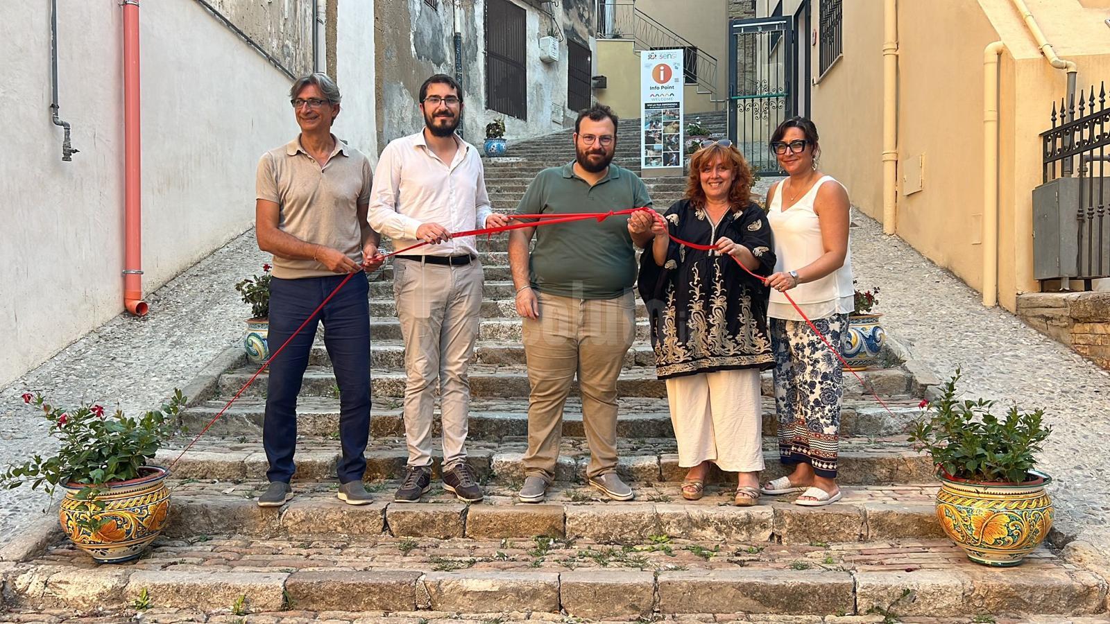 Vasi in ceramica nella Salita Consiglio, ieri l'inaugurazione a Sciacca