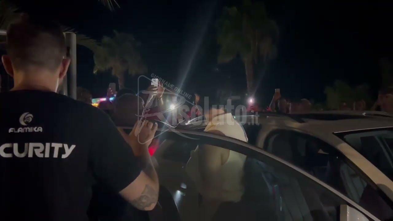Arisa riempie piazza Scandaliato e il centro storico di Sciacca (Video)