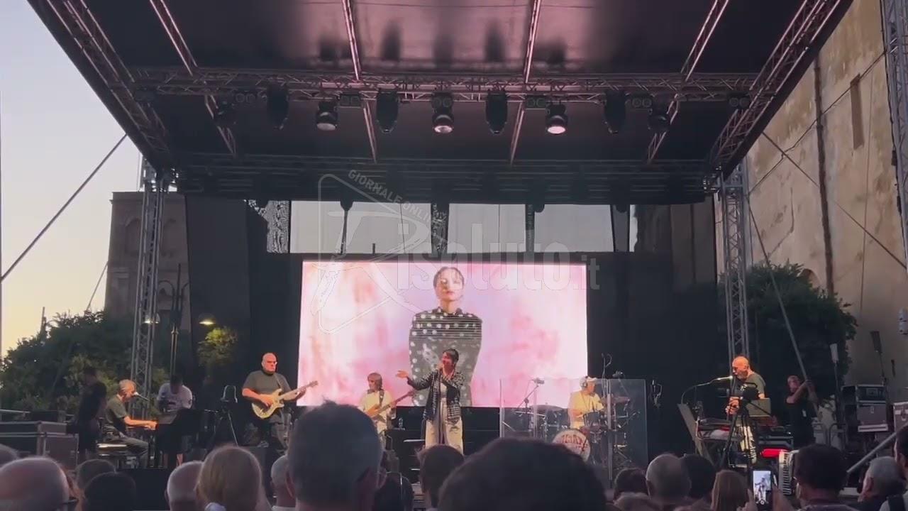 Prova veloce per Arisa in piazza Scandaliato in attesa del concerto delle 22 (Video)