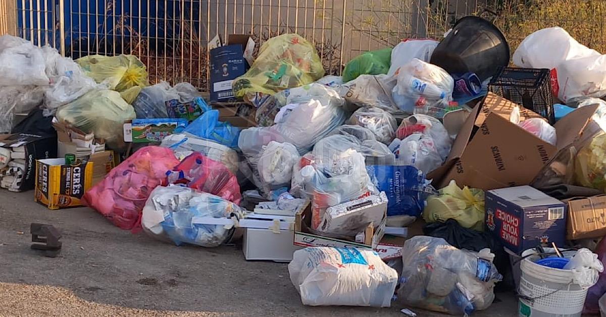 Anche escrementi scaricati davanti all’isola ecologica di Sciacca (Video)