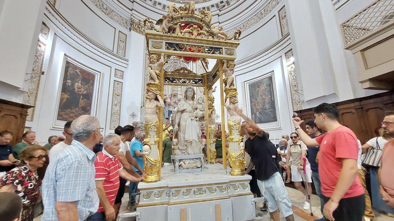 Bagno di folla in Basilica per la “discesa” del simulacro della Madonna del Soccorso (Video)