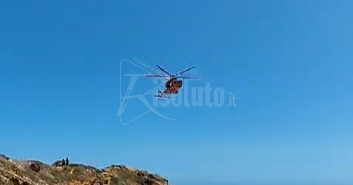 Elicottero in spiaggia a Sciacca, le immagini del salvataggio (Video)