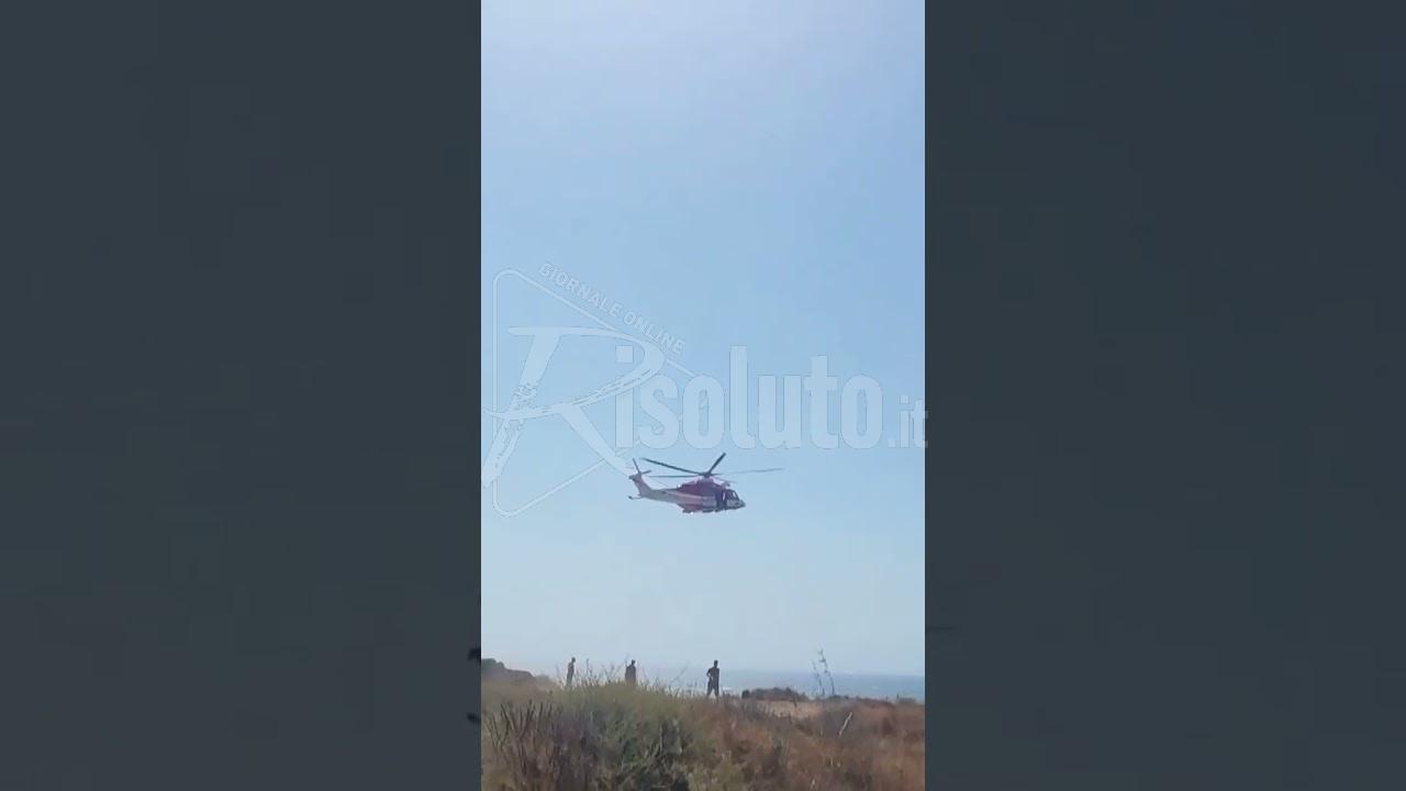 Elicottero in spiaggia a Sciacca per uno dei due pescatori di Marinella di Selinunte (Video)