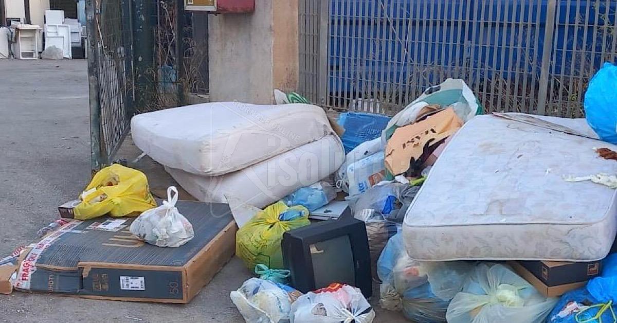 Rifiuti abbandonati di notte davanti all’isola ecologica di Sciacca, vergogna senza fine (Video)