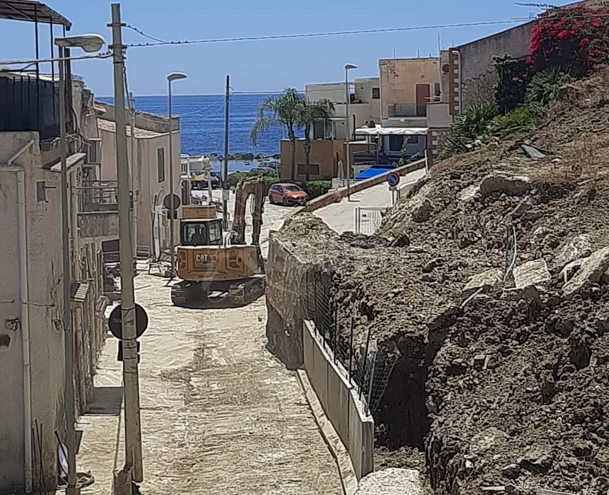 La frana a Porto Palo di Menfi, completati i primi lavori per riaprire la strada