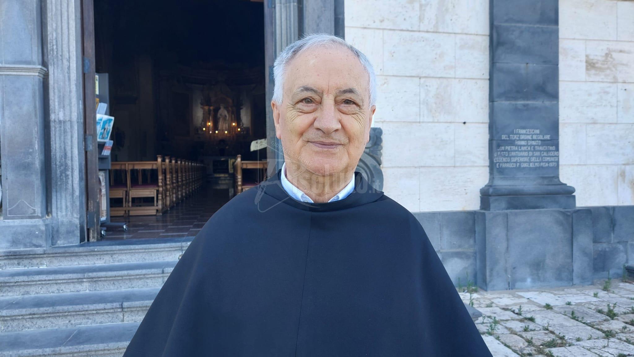 Padre Candela festeggia 60 anni di sacerdozio: “A San Calogero faccio anche la guida turistica” (Video)