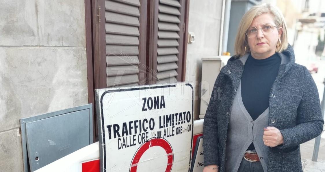 Tabaccaia sposta la transenna di via Licata alle 6 del mattino: "Giocano con le nostre tasche"