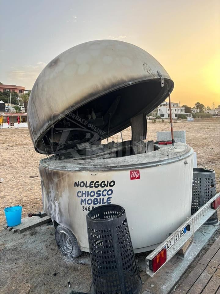 A fuoco nella notte un chioschetto mobile a Porto Palo