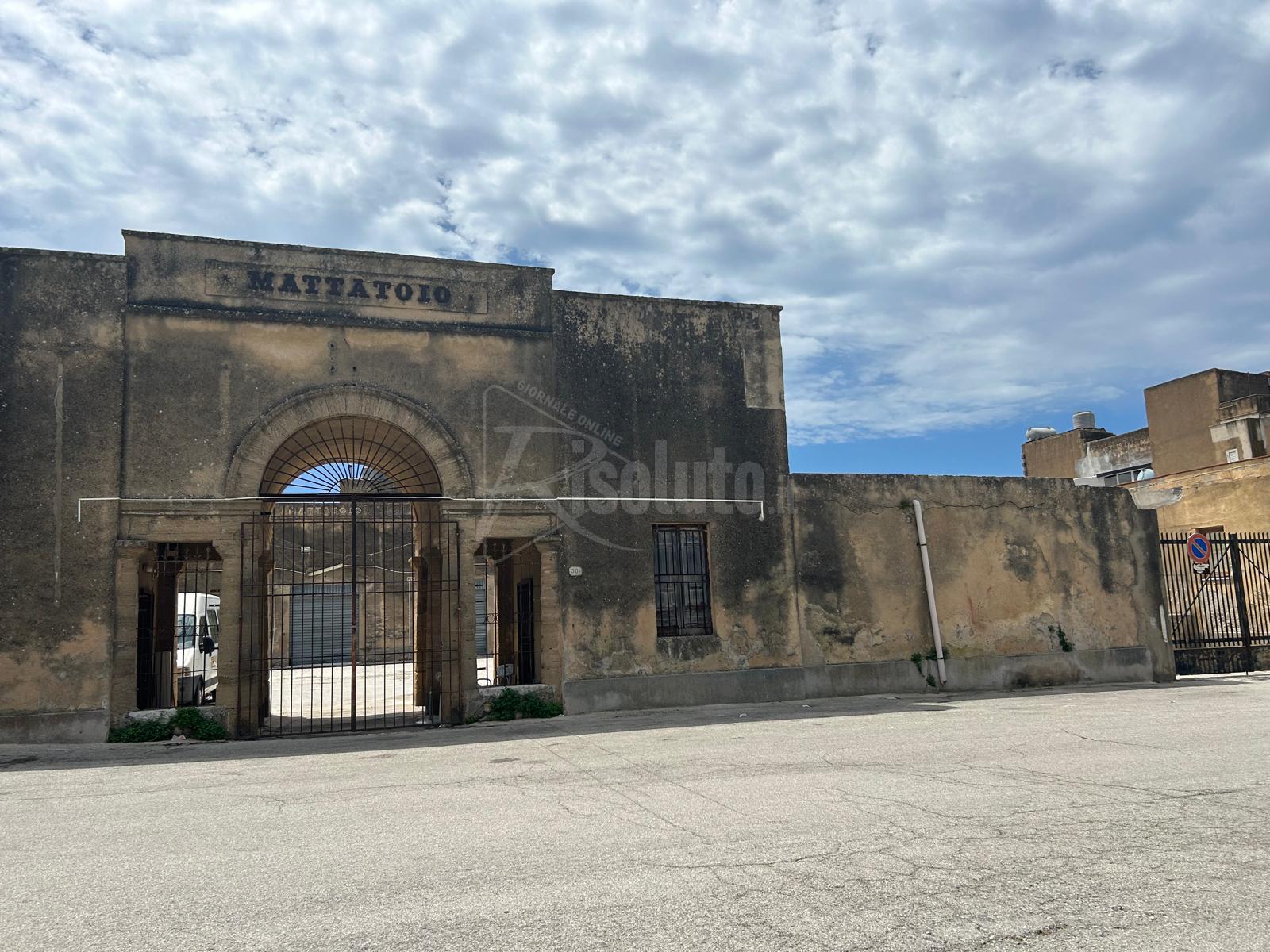 Saccense denunciato dopo avere abbandonato rifiuti davanti al mattatoio