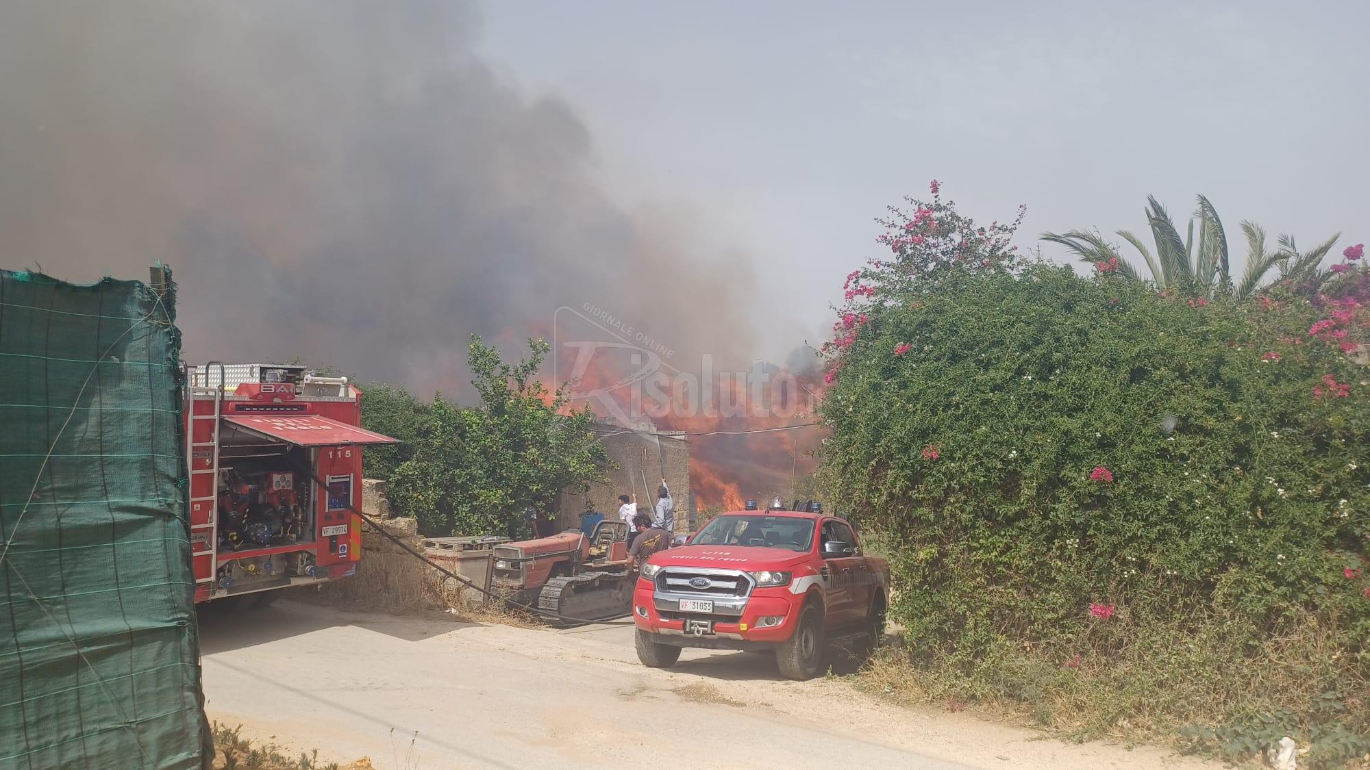 Incendio in corso a Menfi sempre più minaccioso, a fuoco auto abbandonate
