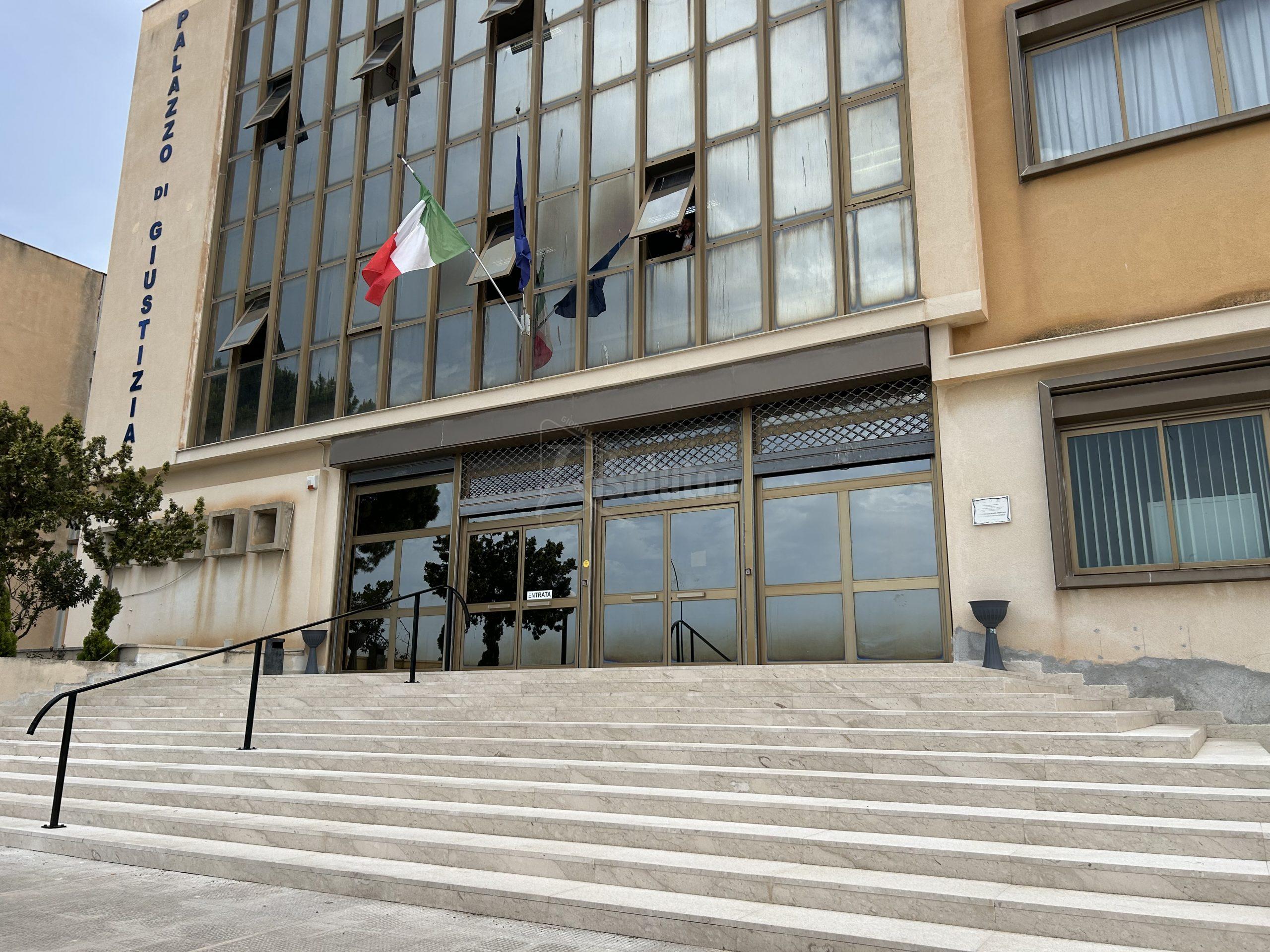 Resta ai domiciliari menfitana condannata per stalking e ora a giudizio per minacce a medico
