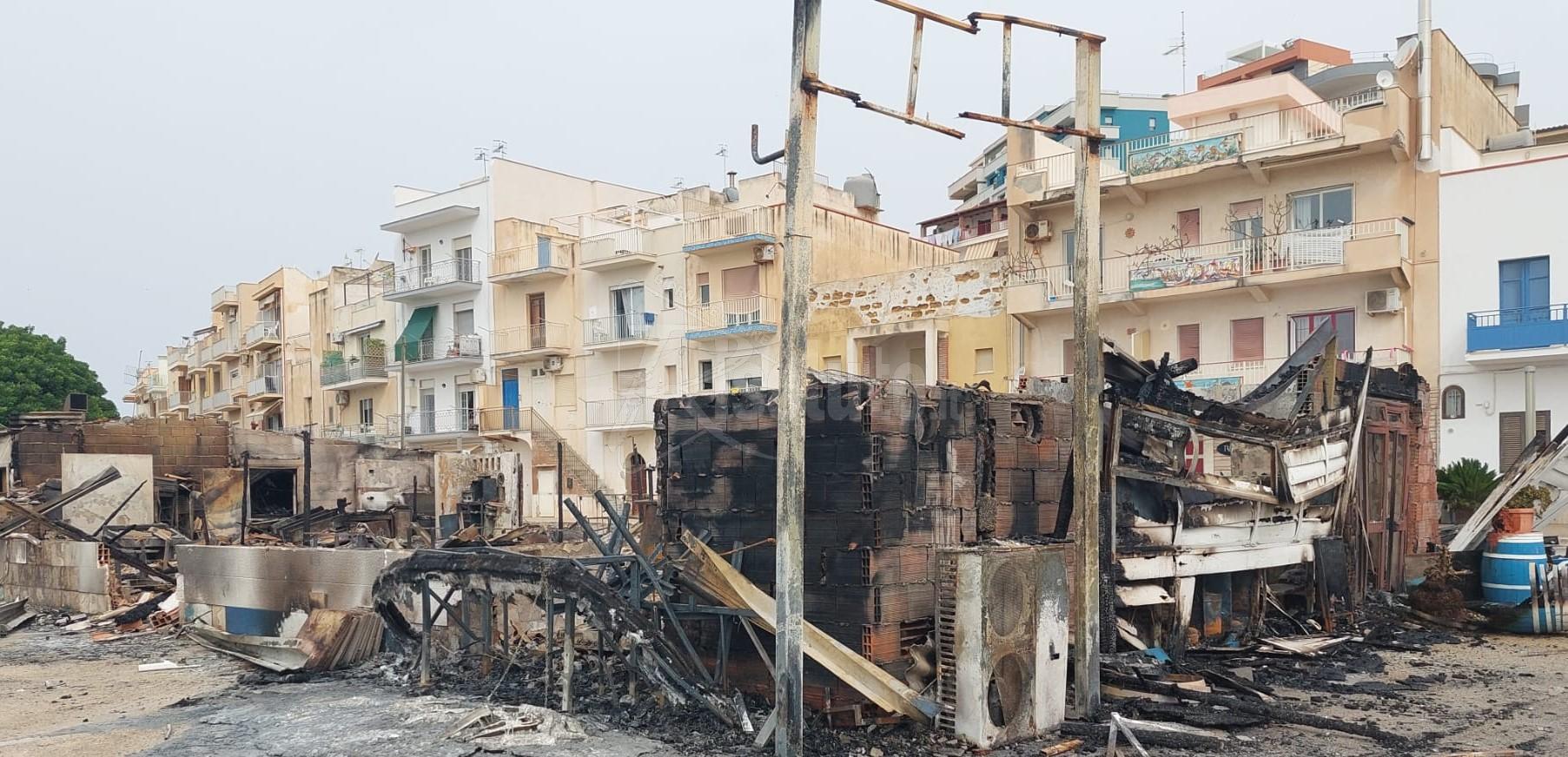 L'incendio allo Stazzone, il Circomare dispone l'interdizione dell'area