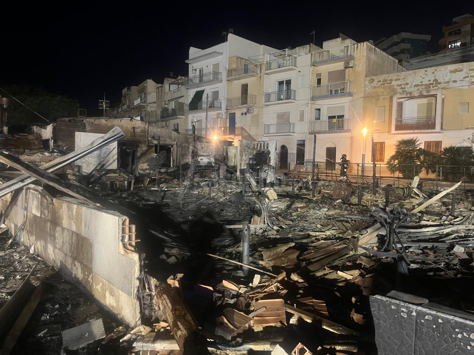 Anche accertamenti dell'Arpa dopo l'incendio del ristorante allo Stazzone