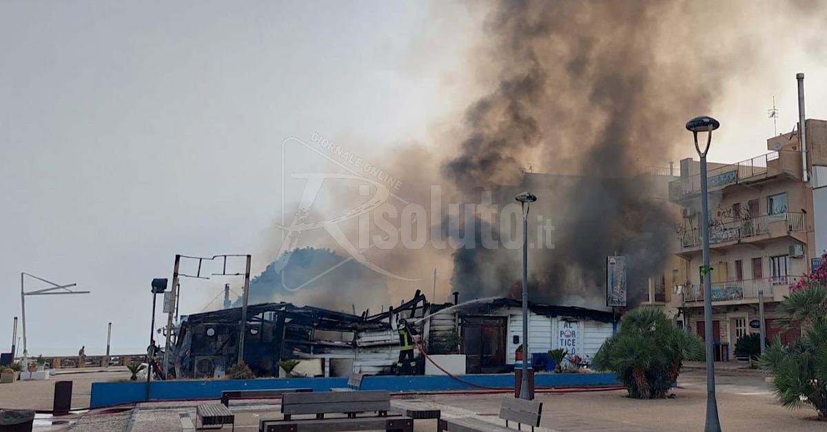 Esplode un contenitore della birra durante l'incendio al "Porticello" di Sciacca, per fortuna nessun ferito (Video)