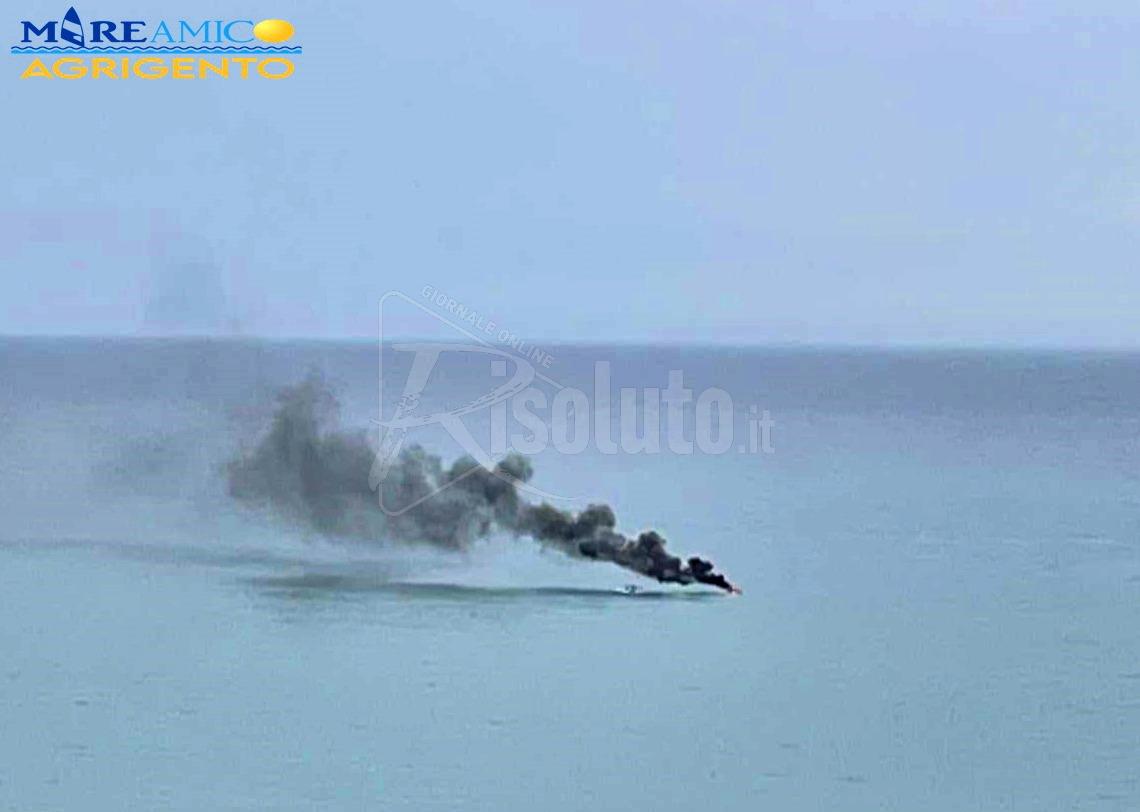 Moto d'acqua a fuoco a pochi metri da Scala dei Turchi