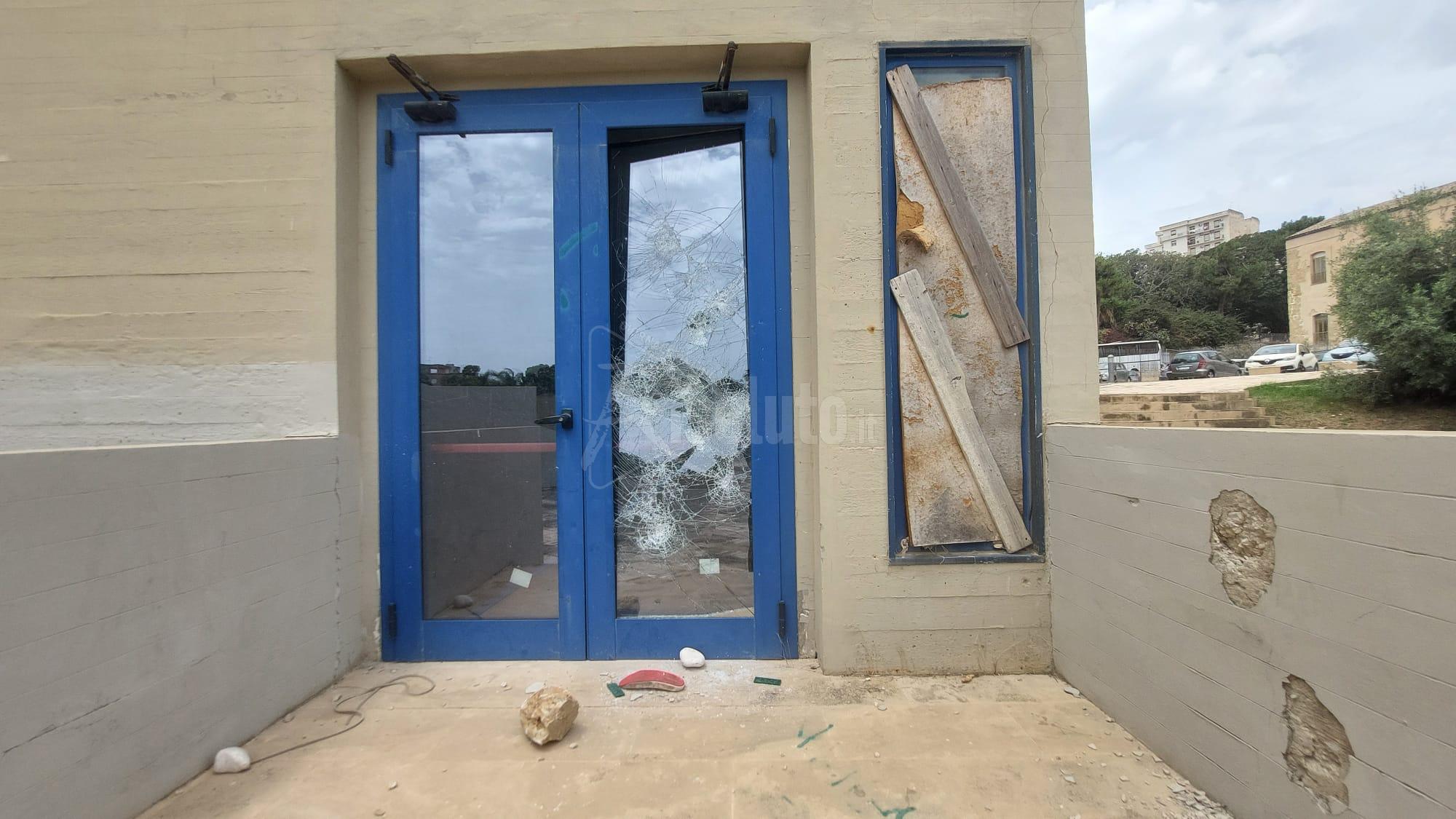 Lavori completati e già distrutte da vandali due porte del teatro Samonà di Sciacca (Video)