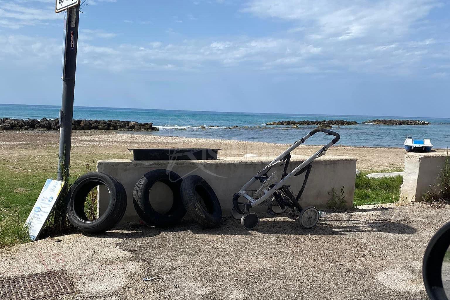 Abbandono di rifiuti ingombranti sul lungomare della Foggia a Sciacca