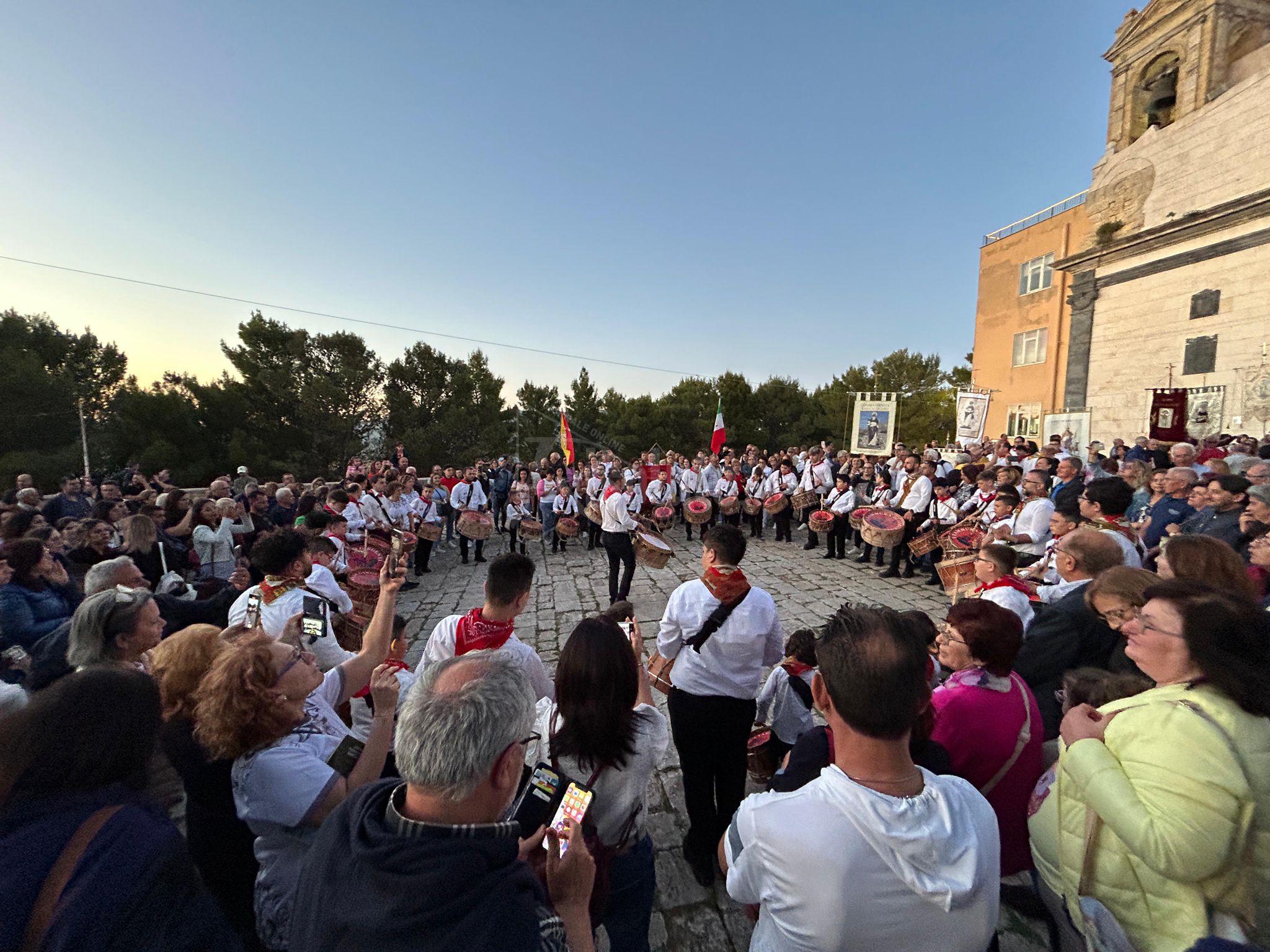 Festeggiamenti per San Calogero a Sciacca, processione con i "Tammurinara" di Agrigento (Video)