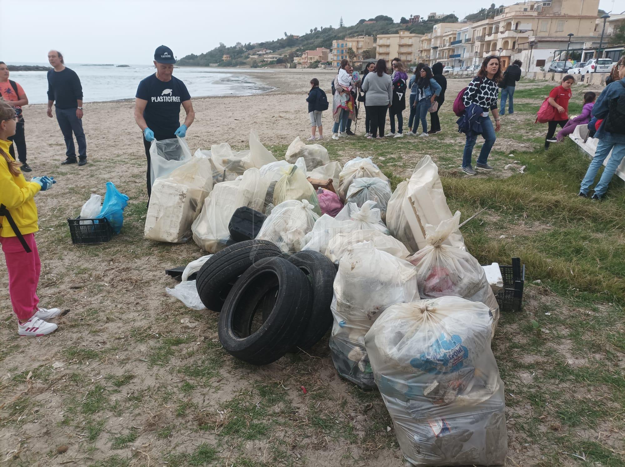 Plasticfree Onlus con le scuole, in azione gli alunni della Rossi alla Foggia di Sciacca