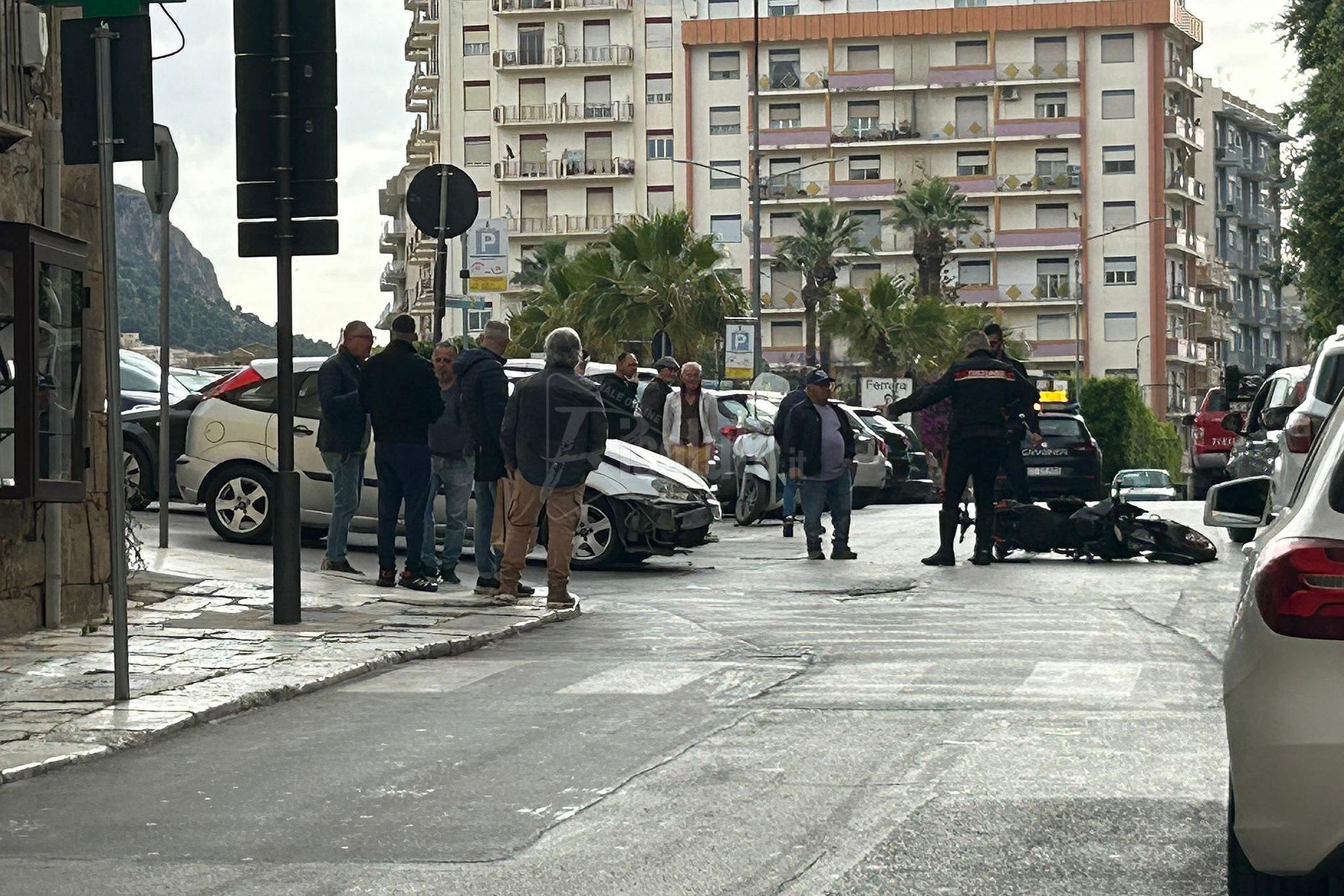 Incidente stradale in piazza Friscia a Sciacca, un giovane ferito e traffico rallentato