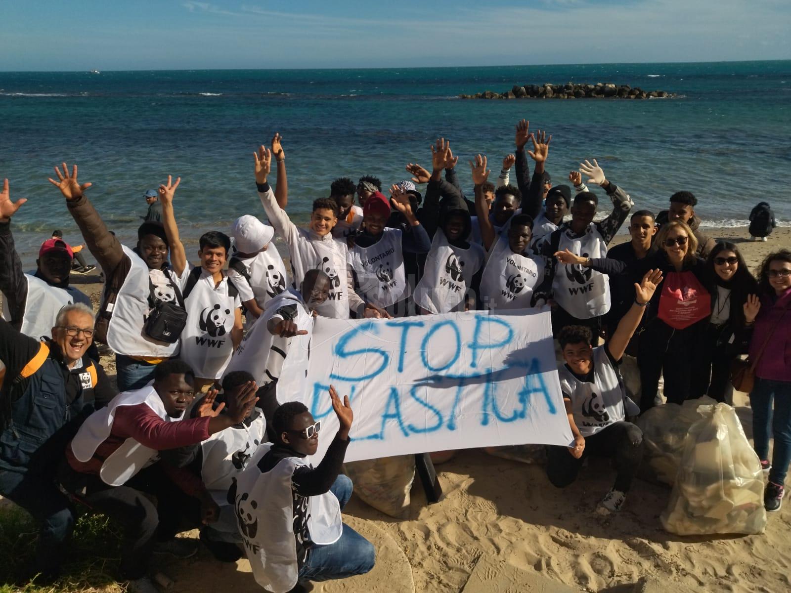 Gli studenti del Cpia di Sciacca e il WWF oggi insieme per dire "Stop alla plastica"