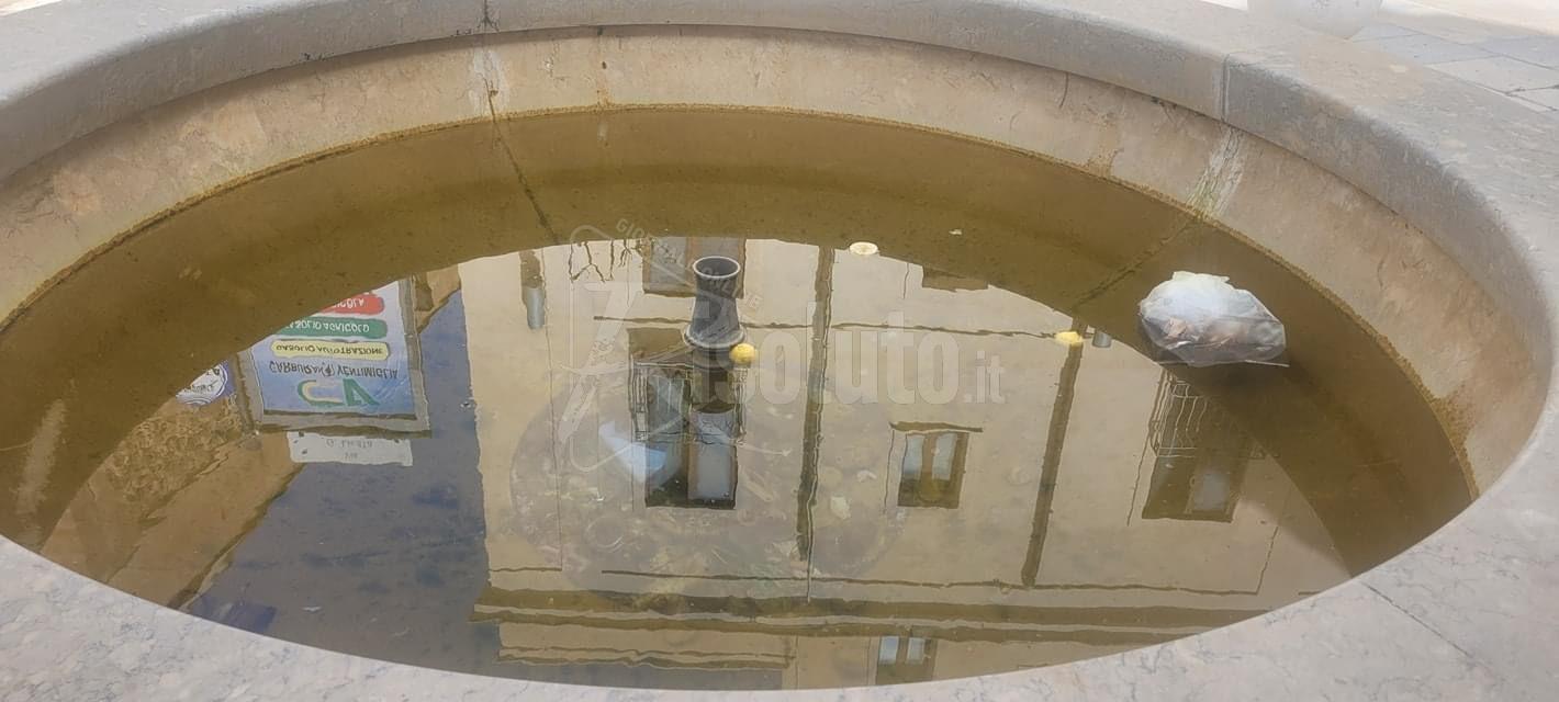 Rifiuti nella fontana di piazza San Vito e si blocca il motore, era tornata in funzione da pochi mesi