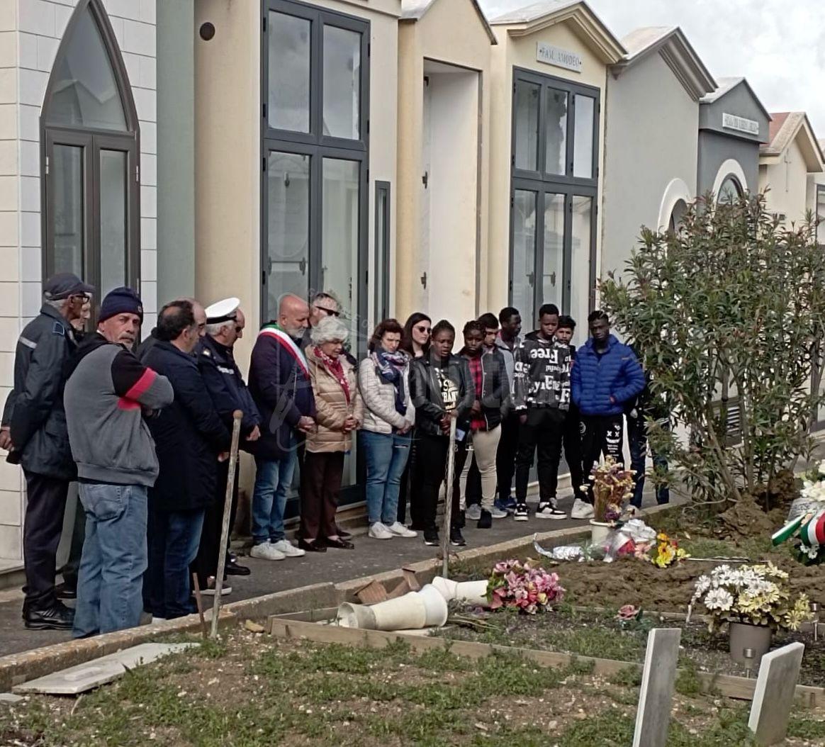 Sepolto a Sambuca il corpo di una giovane migrante morta nell'ultima tragedia del mare