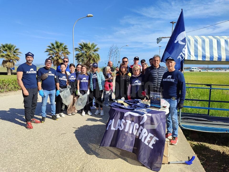 Giornata della Terra, Plasticfree raccoglie 80 chili di rifiuti a Porto Palo di Menfi