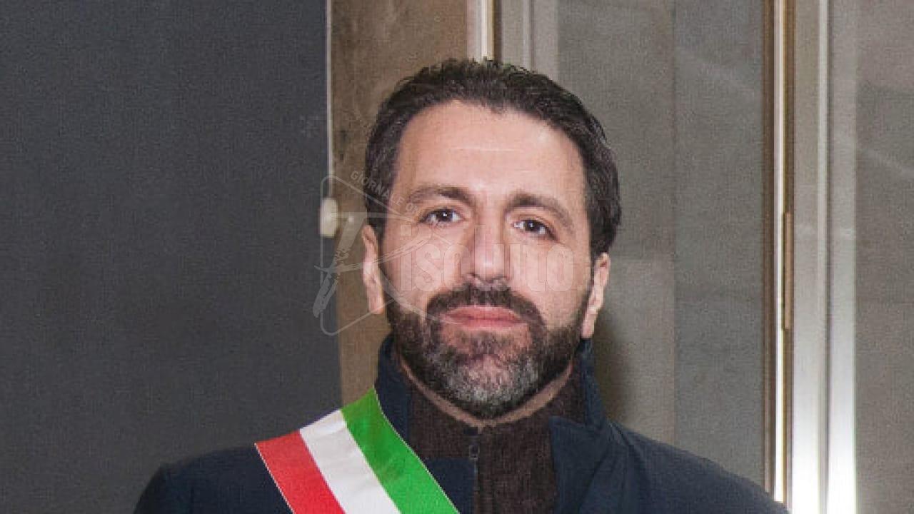 Croce di cartone al cancello di casa del sindaco di Palma di Montechiaro