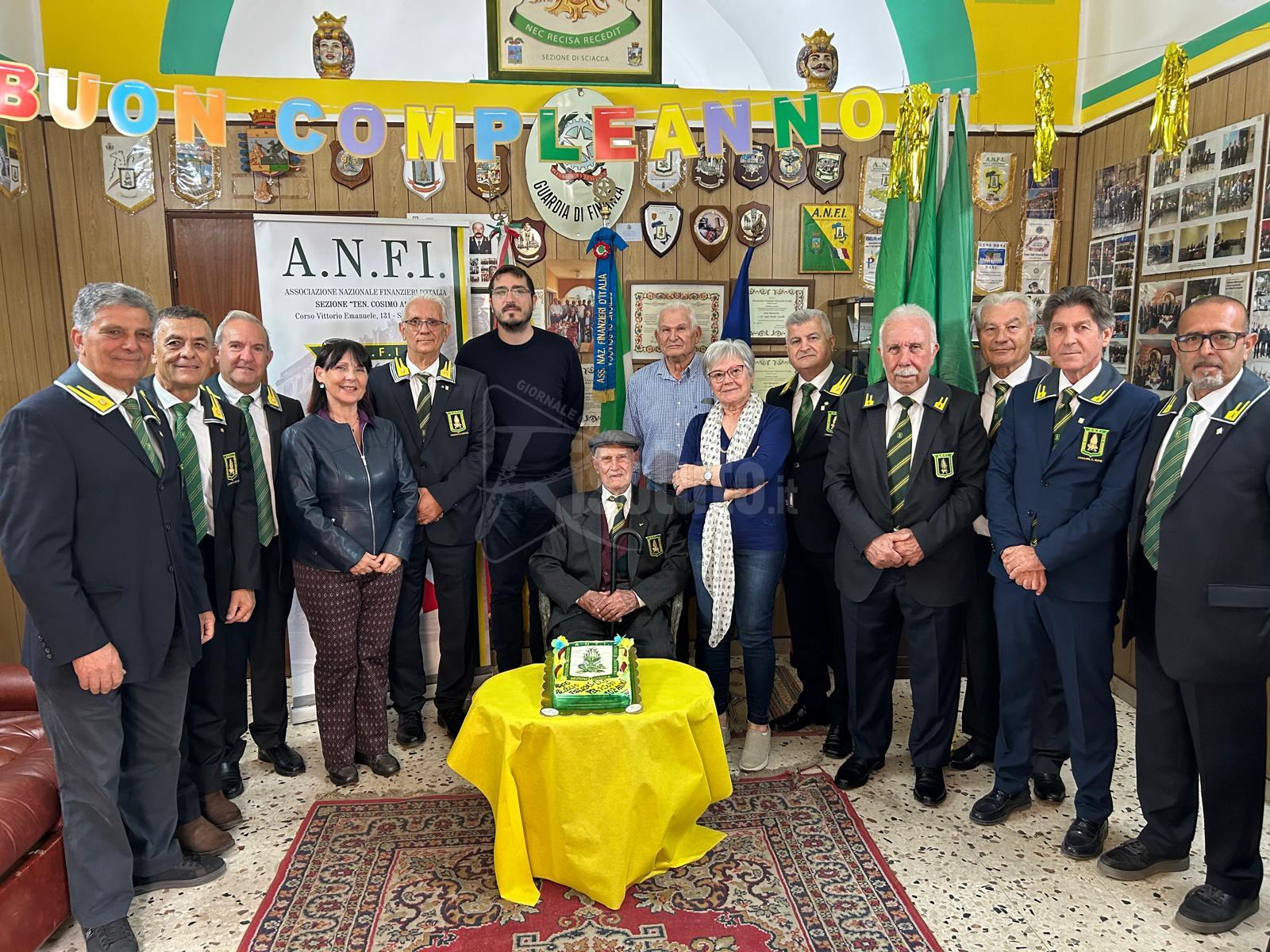 Sciacca festeggia il finanziere più anziano della Sicilia, Domenico Oliveri di 102 anni (Video)