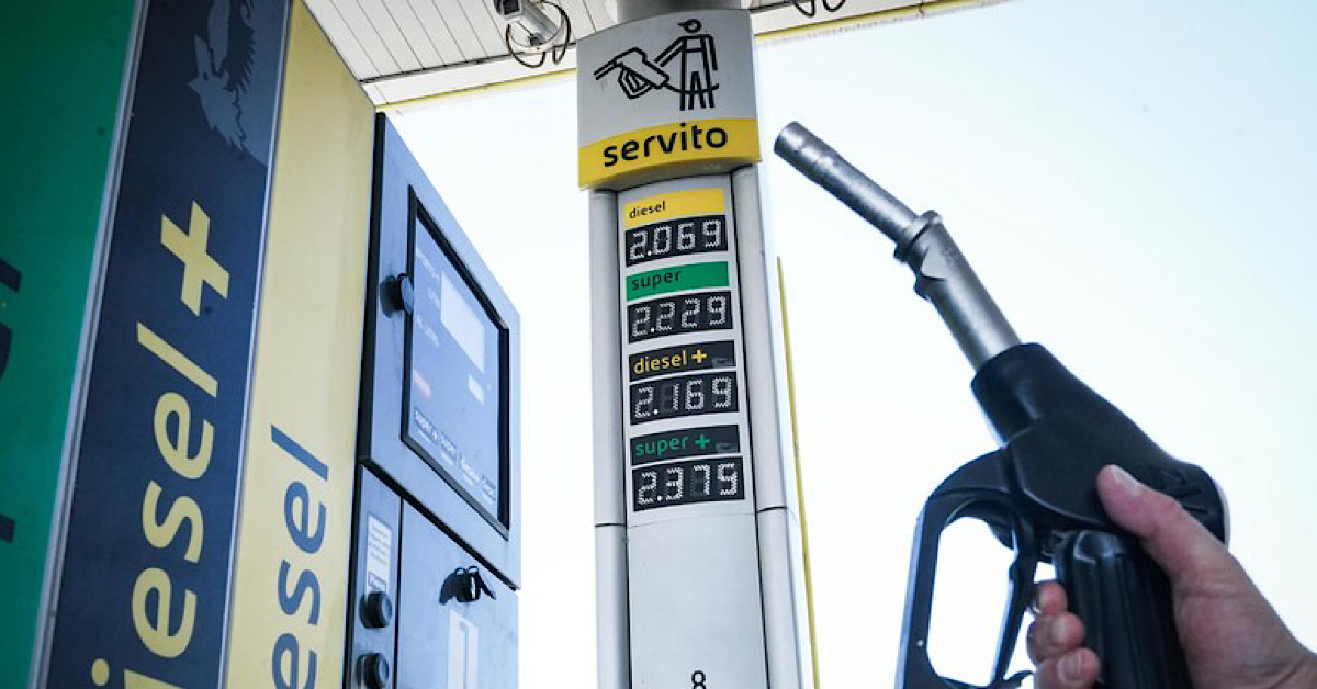 Benzina, superati i 2 euro al litro 