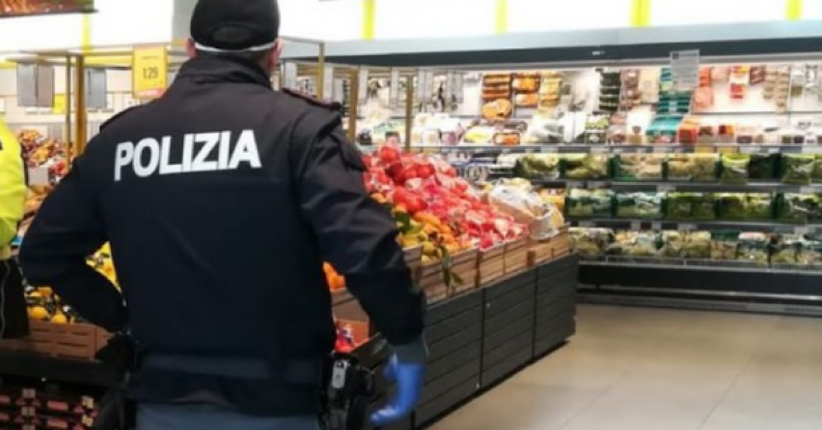 Ruba al supermercato mentre beve una birra e minaccia poliziotto, arrestato ventiseienne 