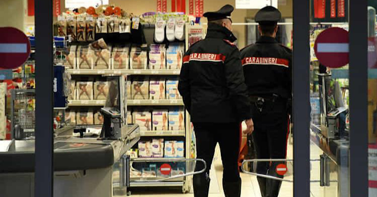 Sostituiscono i codici a barre per pagare meno al supermercato, denunciati per truffa ad Agrigento 