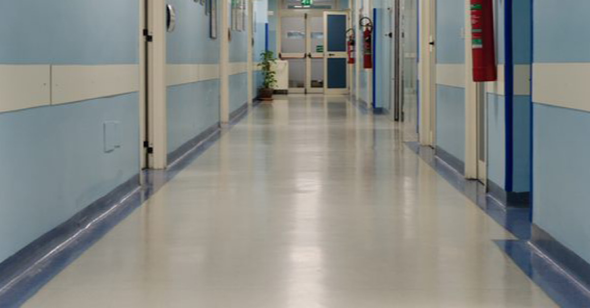 Tenta di entrare al pronto soccorso e accoltella guardia giurata