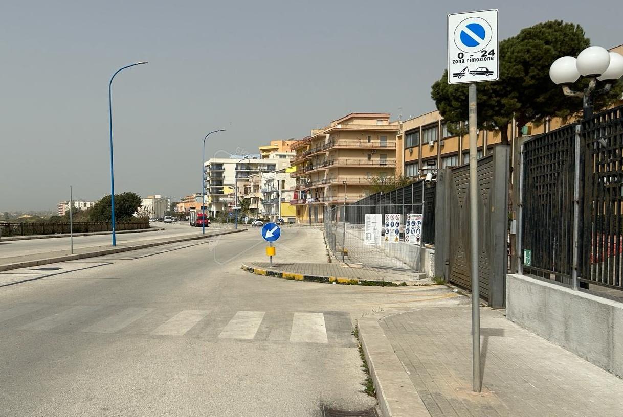Via le auto davanti al palazzo di giustizia di Sciacca dopo le 50 cartucce accanto al cancello