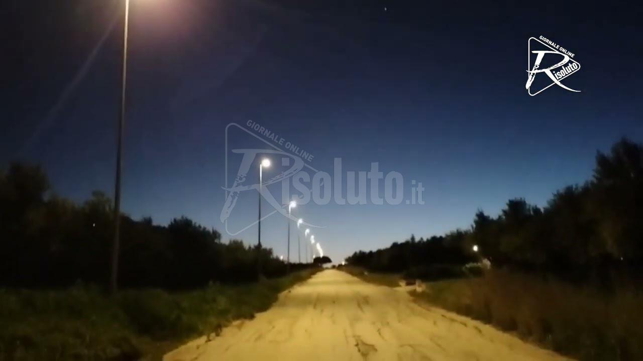 La contrada San Calogero a Sciacca da qualche ora illuminata dopo i ripetuti furti alla linea elettrica (Video)