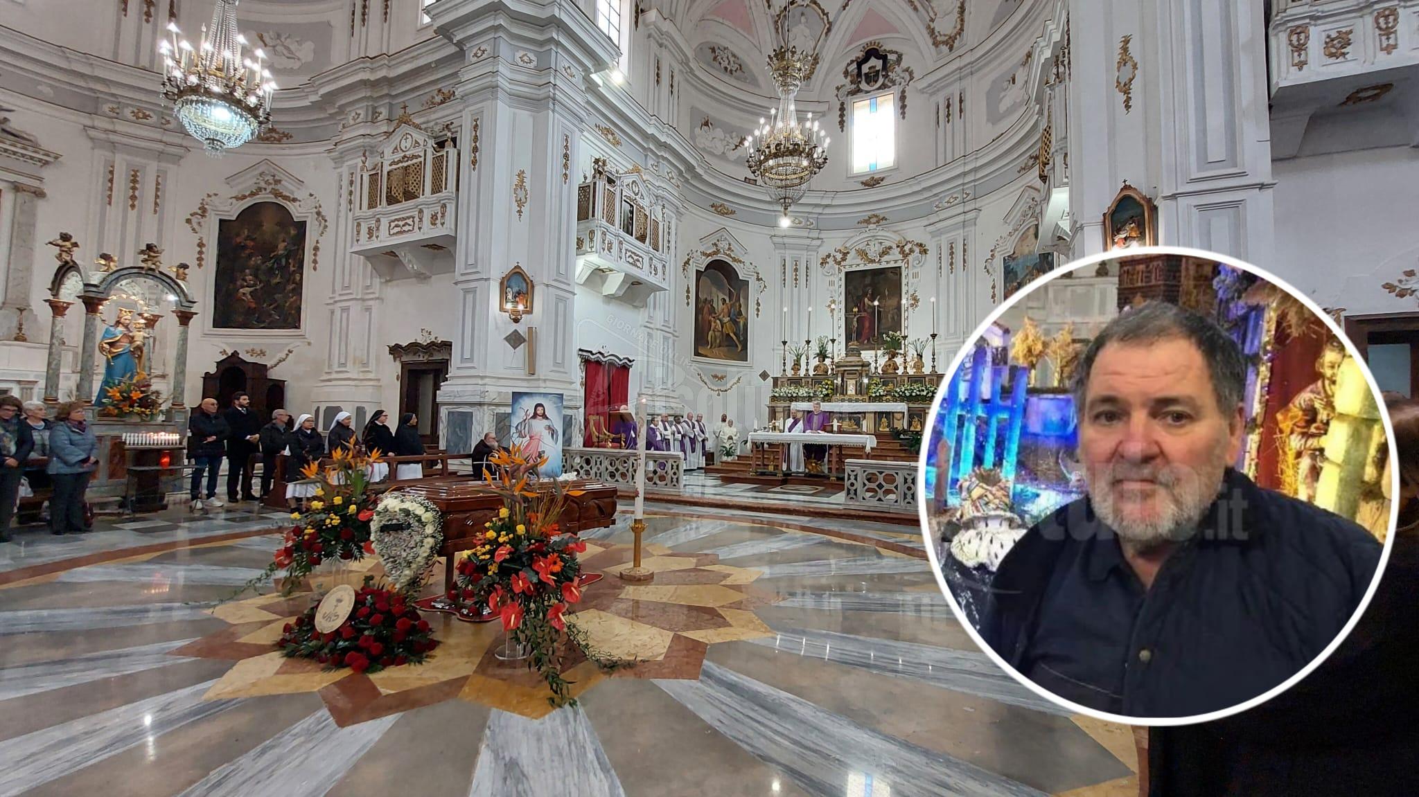 Tante lacrime ai funerali di Pippo Puleo, padre Raso: “Era al servizio della chiesa” (Video)