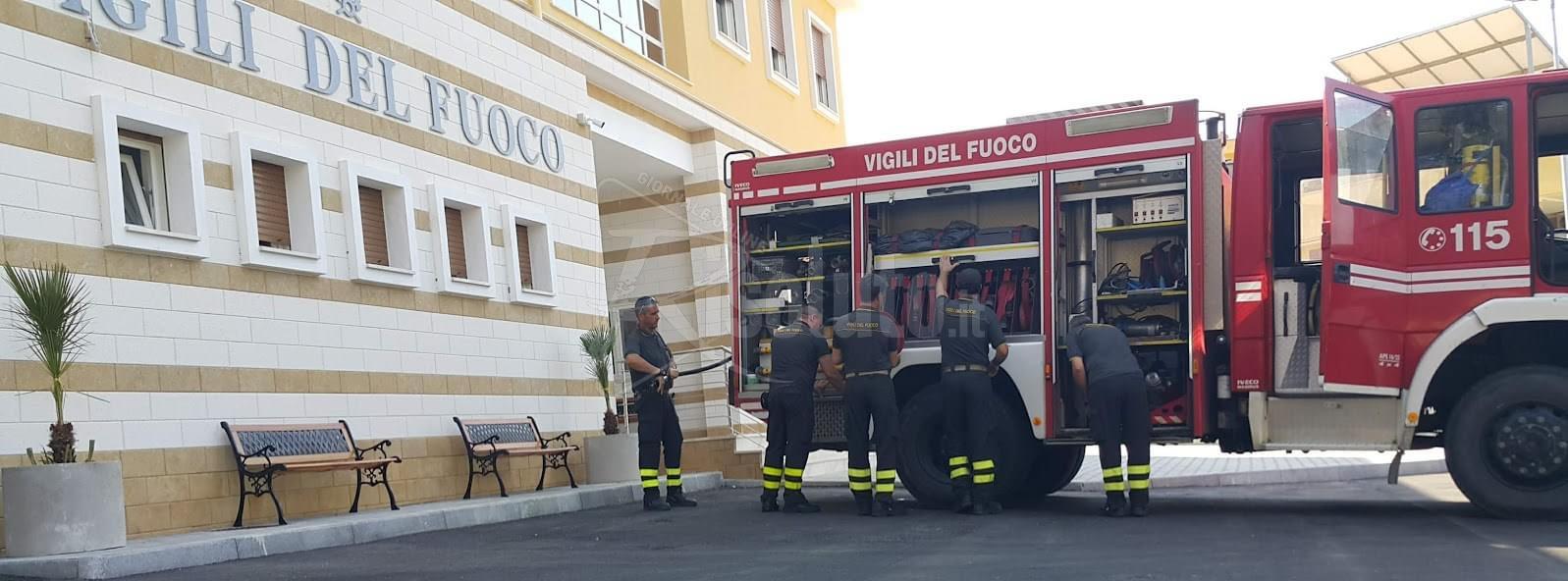 Bimbo chiuso in auto, intervengono i Vigili del Fuoco