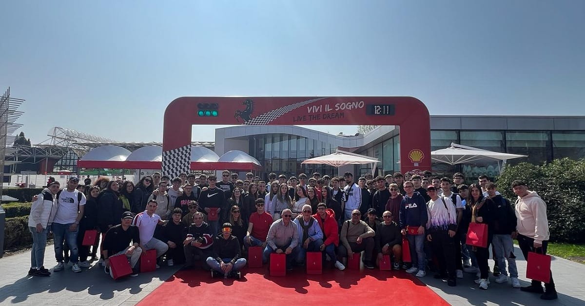 IISS Arena visita il museo Ferrari a Maranello. Un'esperienza indimenticabile!
