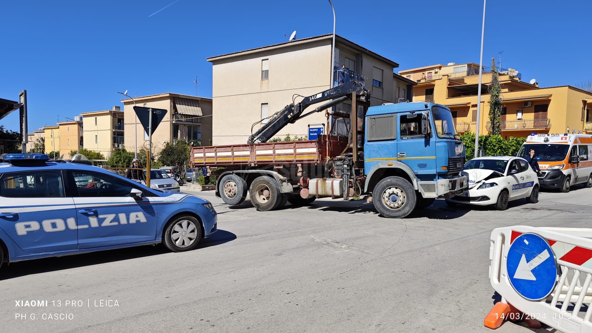 Incidente all'incrocio tra via Cappuccini e via Nastasi tra auto e camion