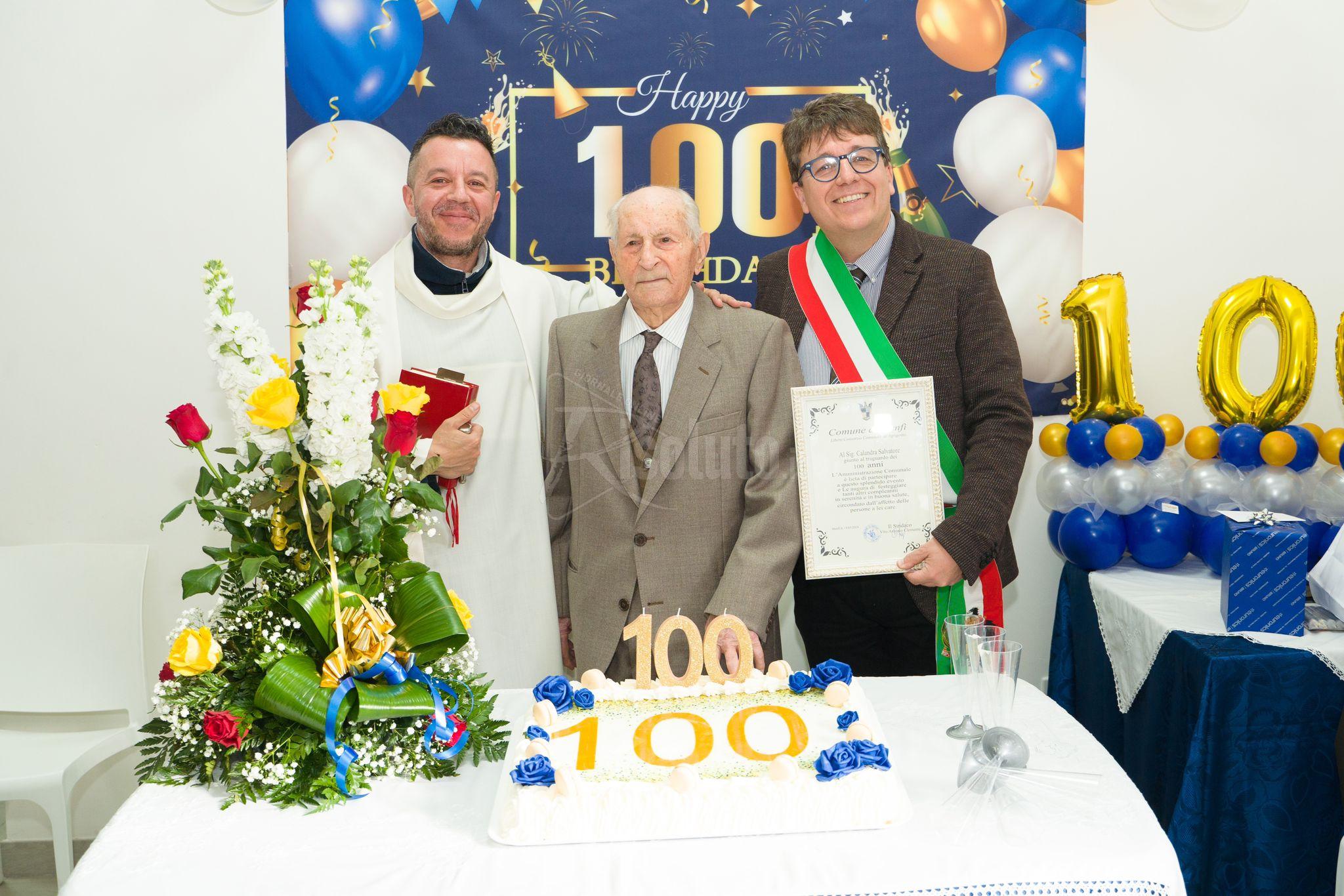 Cento candeline per nonno Salvatore Calandra a Menfi