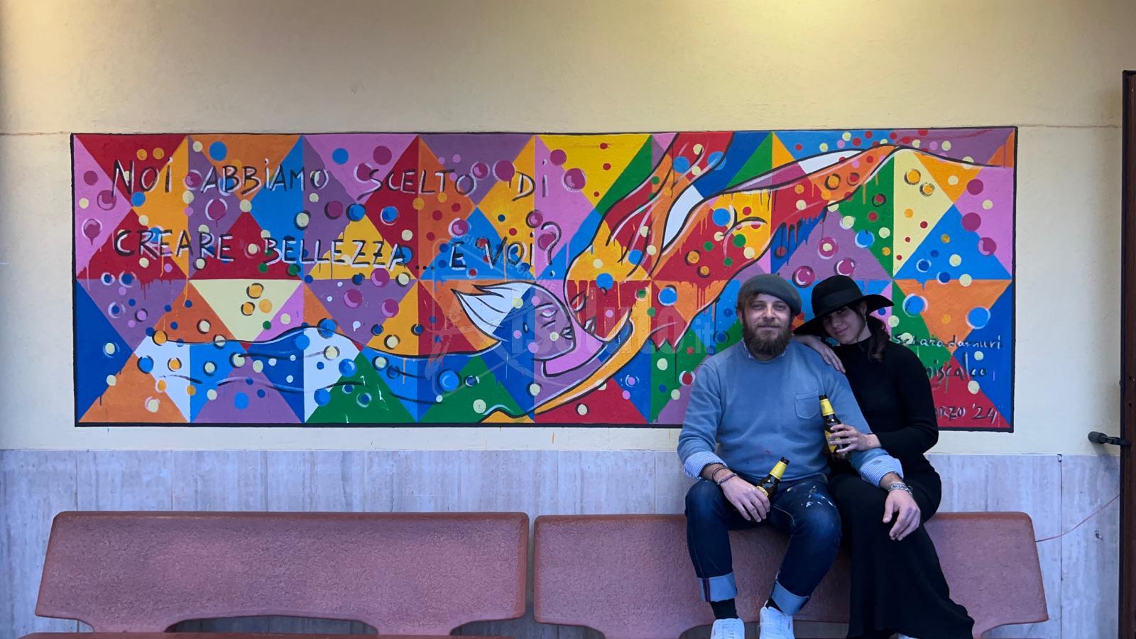 L'unione tra uomo e donna nel murale realizzato nel messinese da due artisti siciliani