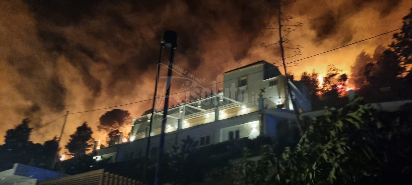 Castellammare del Golfo nella morsa degli incendi, il vento blocca i Canadair