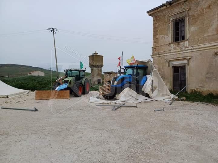 I gazebo della protesta al bivio Gulfa spazzati via dal vento