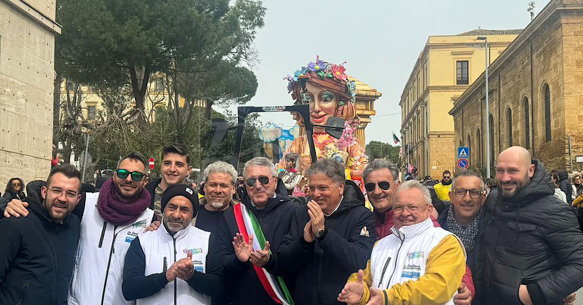 Carro allegorico della “Saranno Famosi” di Sciacca oggi al Festival del Mandorlo in Fiore ad Agrigento (Video)