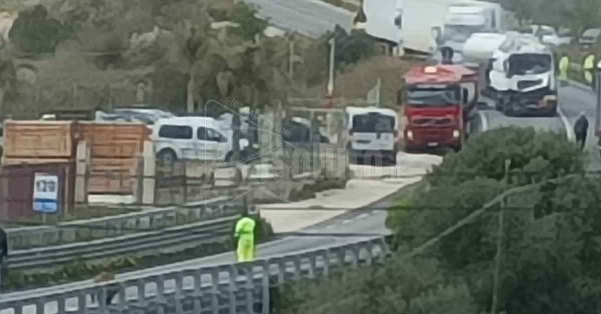 Tamponamento a catena e un'auto rimane schiacciata sulla 115 a Sciacca