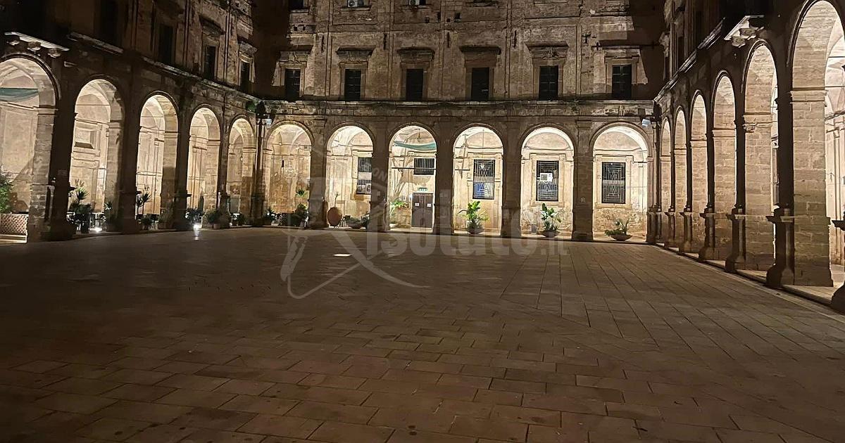 Ripristinata l'illuminazione nell'atrio del Comune di Sciacca, ora serve la pulizia