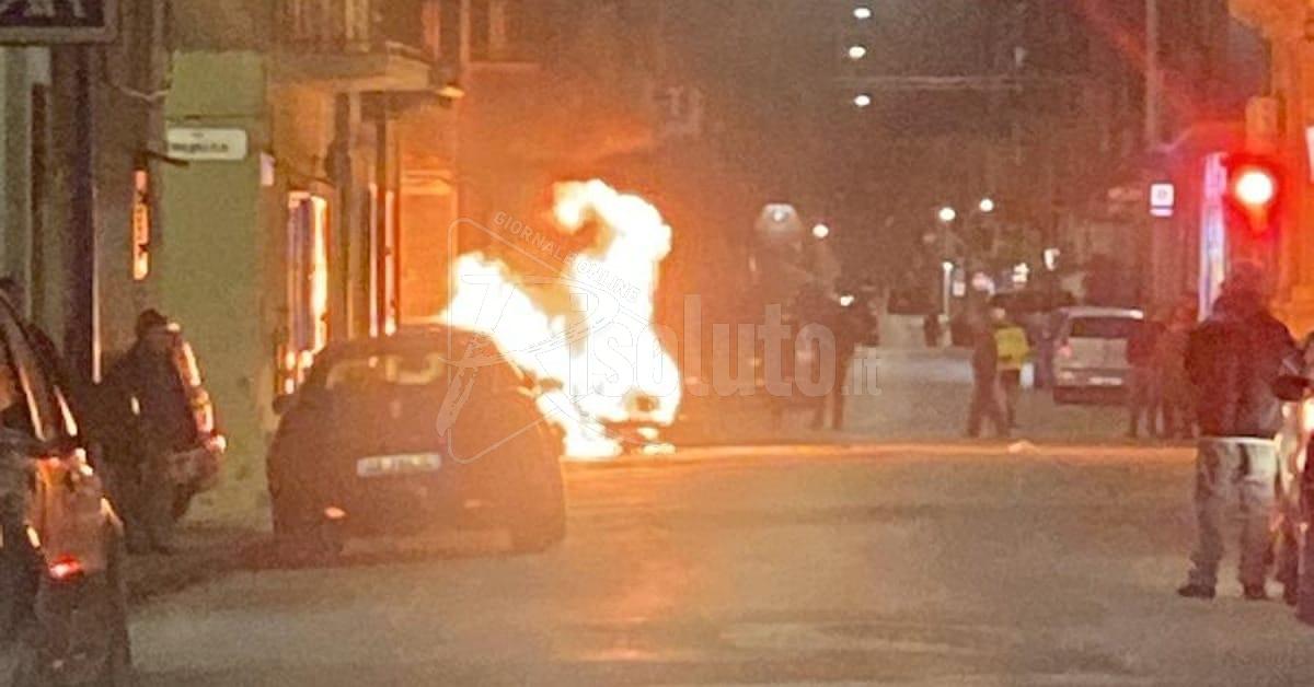 Auto a fuoco in pieno centro stasera a Ribera